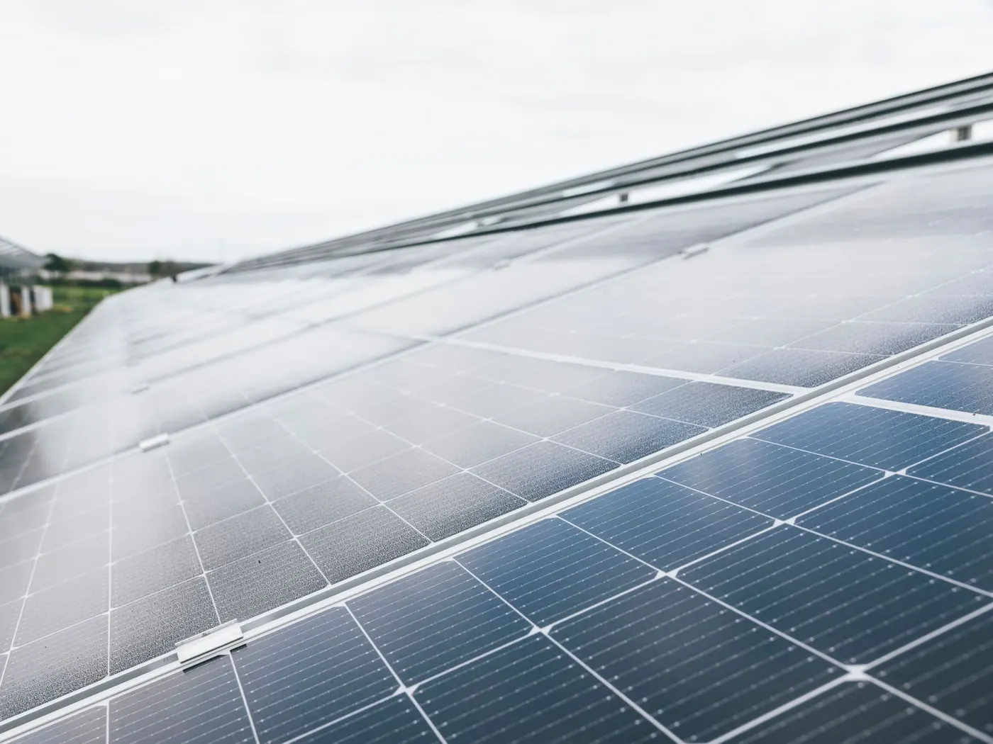 Solar Charge Controllers: MPPT vs PWM Explained